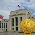 アメリカ国旗と大統領印を背景にした連邦準備制度の建物とビットコインの画像